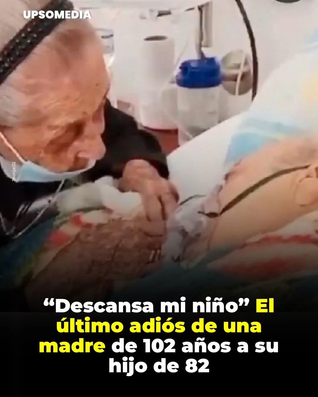 Teresa junto a su hijo acostado en una cama de hospital, en la imagen compartida con el relato